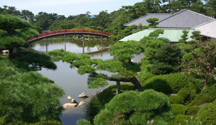 大名庭園「中津万象園」八景池にかかる邀月橋