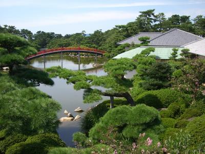 「中津万象園」　八景池にかかる邀月橋